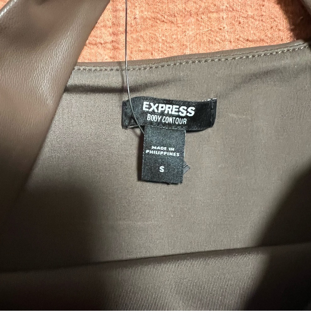 Express Cropped Tank Top - Picture 3 of 3